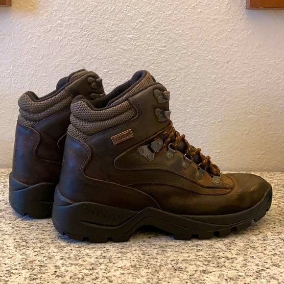 Yukon kids leather work boots. Used like new. Snow and water proof - Picture 2 of 9